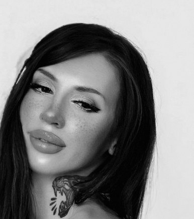 Black-and-white portrait of Juliette